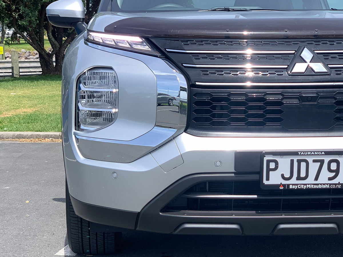 2022 Mitsubishi Outlander LS PHEV Hybrid 4WD