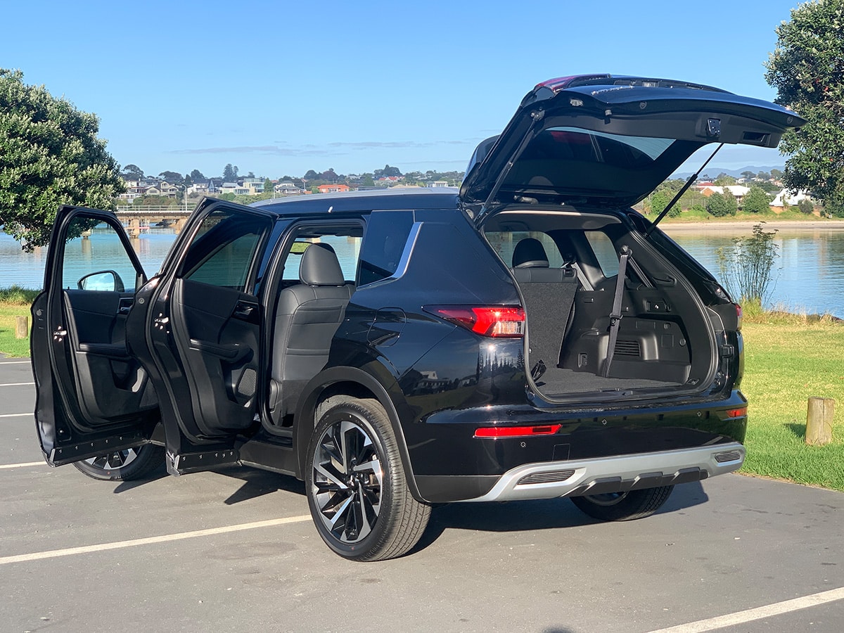 2025 Mitsubishi Outlander XLS PHEV Hybrid 4WD