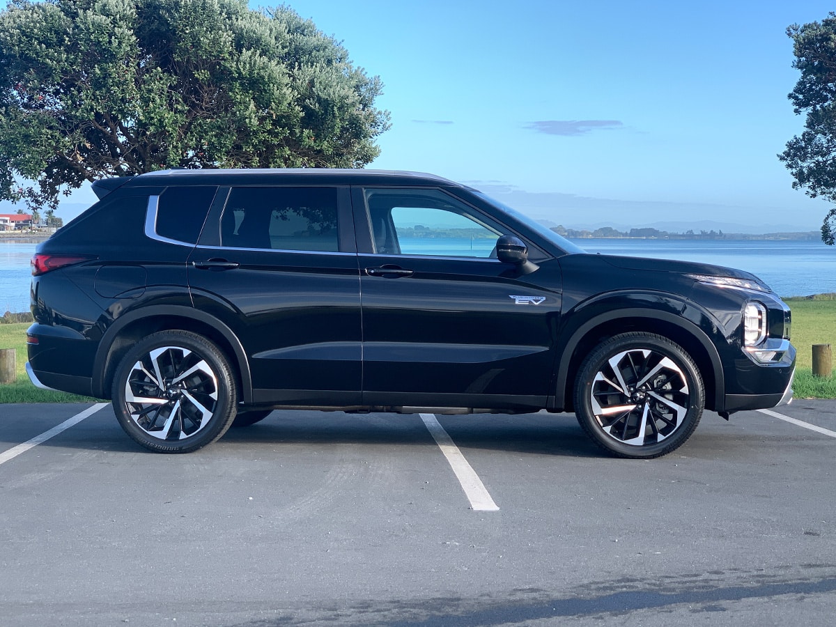 2025 Mitsubishi Outlander XLS PHEV Hybrid 4WD