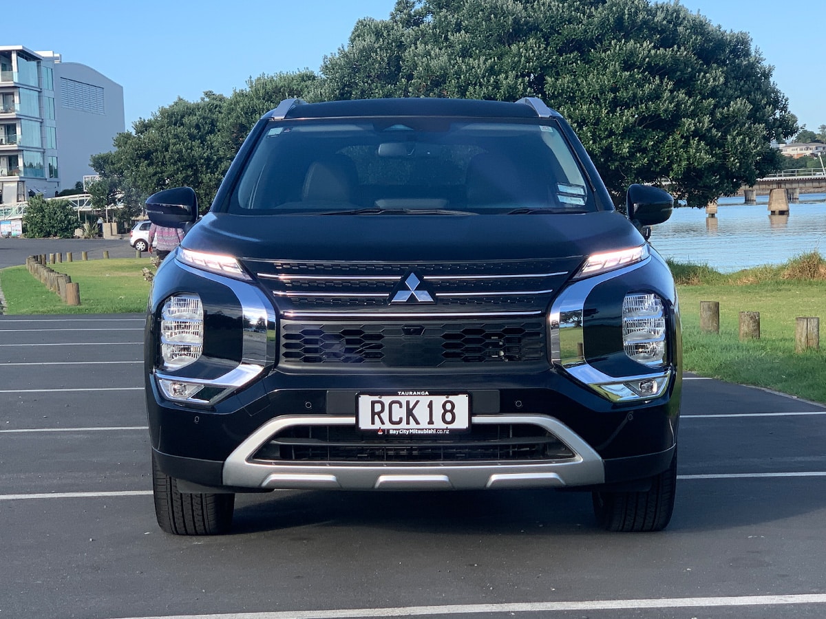 2025 Mitsubishi Outlander XLS PHEV Hybrid 4WD