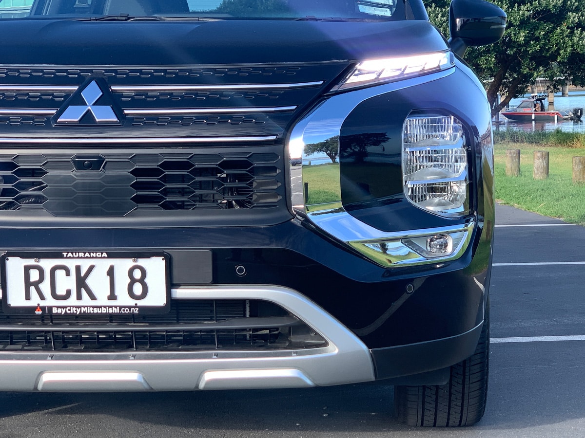 2025 Mitsubishi Outlander XLS PHEV Hybrid 4WD