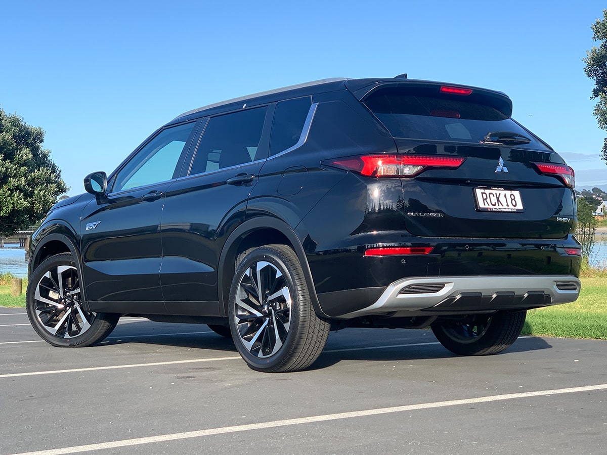 2025 Mitsubishi Outlander XLS PHEV Hybrid 4WD