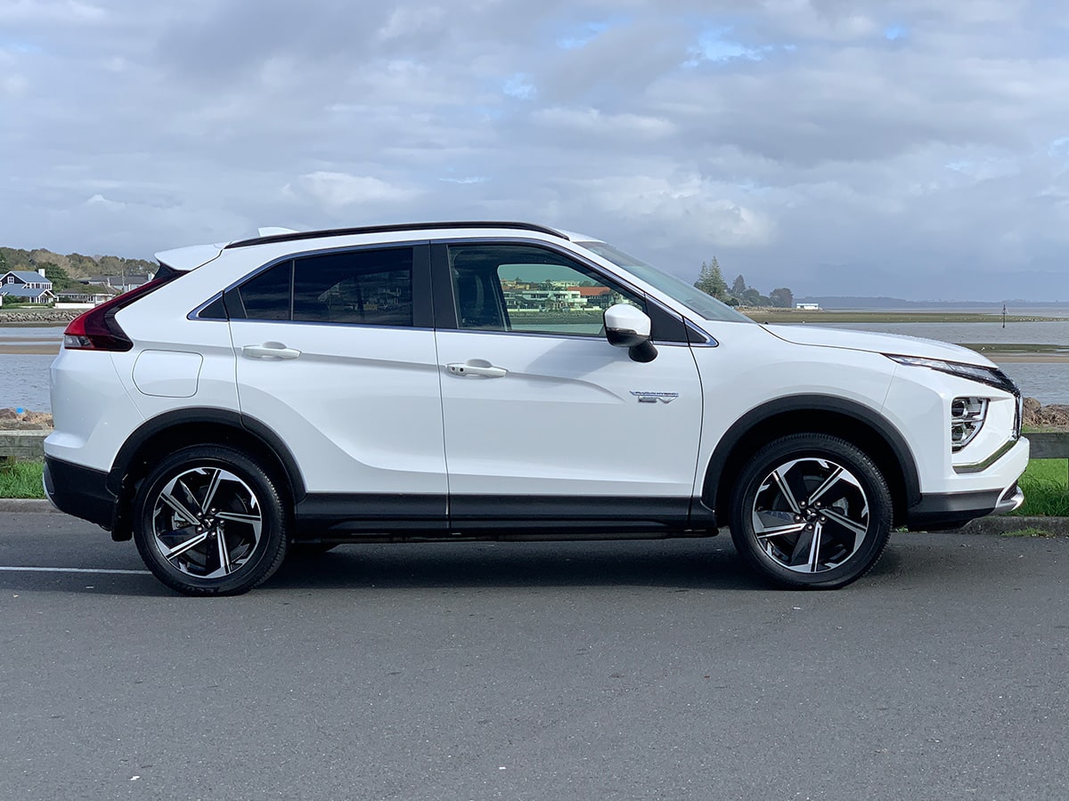 2025 Mitsubishi Eclipse Cross PHEV XLS 4WD Hybrid – Save $3603