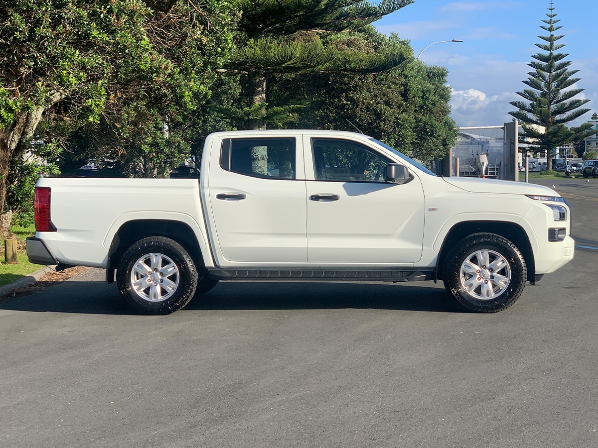 2025 Mitsubishi Triton GLX Double Cab 4WD – Save $4202