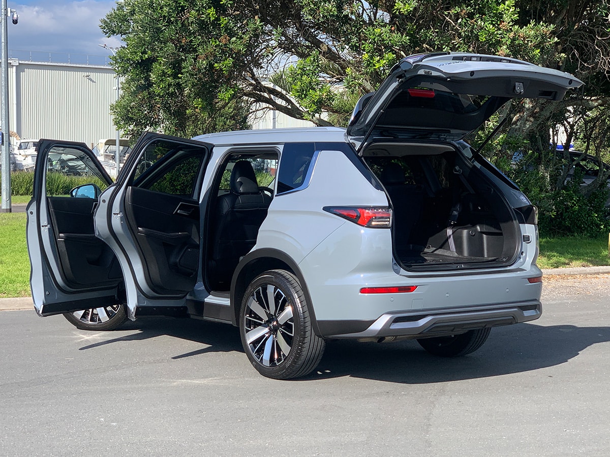 2025 Mitsubishi Outlander XLS 2WD 7 Seater 2.5L Petrol – SAVE $3,464