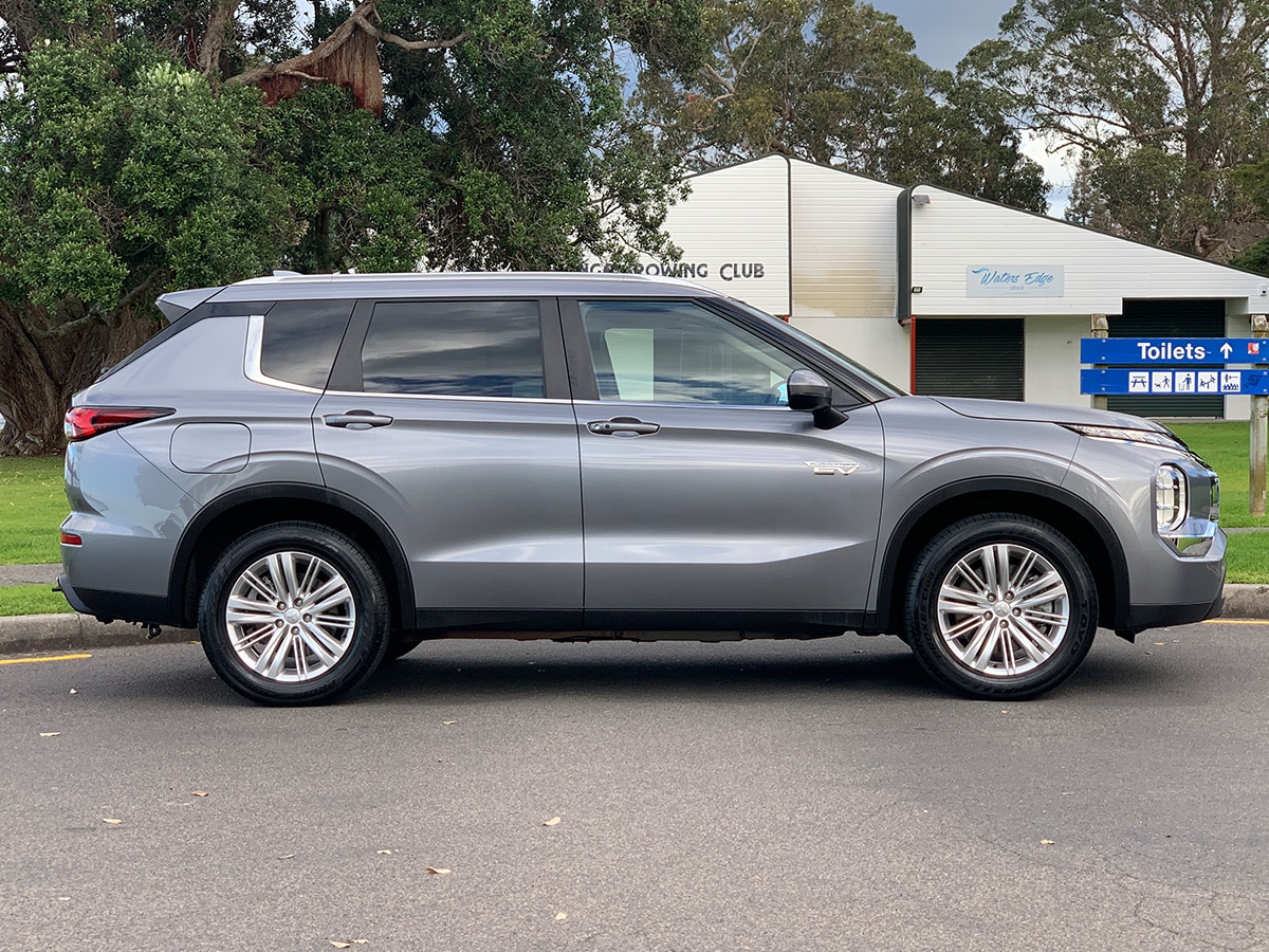 2022 Mitsubishi Outlander LS PHEV Hybrid 4WD